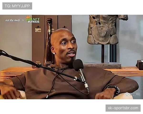 戴维斯今天鞋子闪成钻石了？看着就像路人拿了千万开局一样