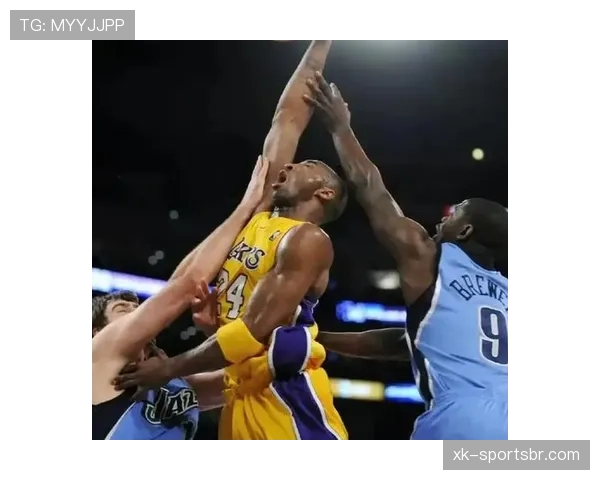 科比突破吸引防守拉开空间 提升球队关键时刻得分效率