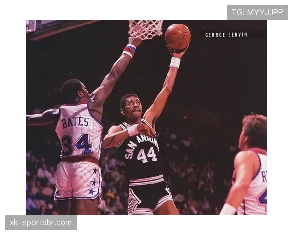 乔治·格文无球跑动拉开空间，改变防守布局主导进攻节奏