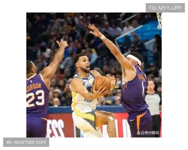 德雷克斯勒通过高效无球跑动拉开空间，对比库里显示独特得分威胁